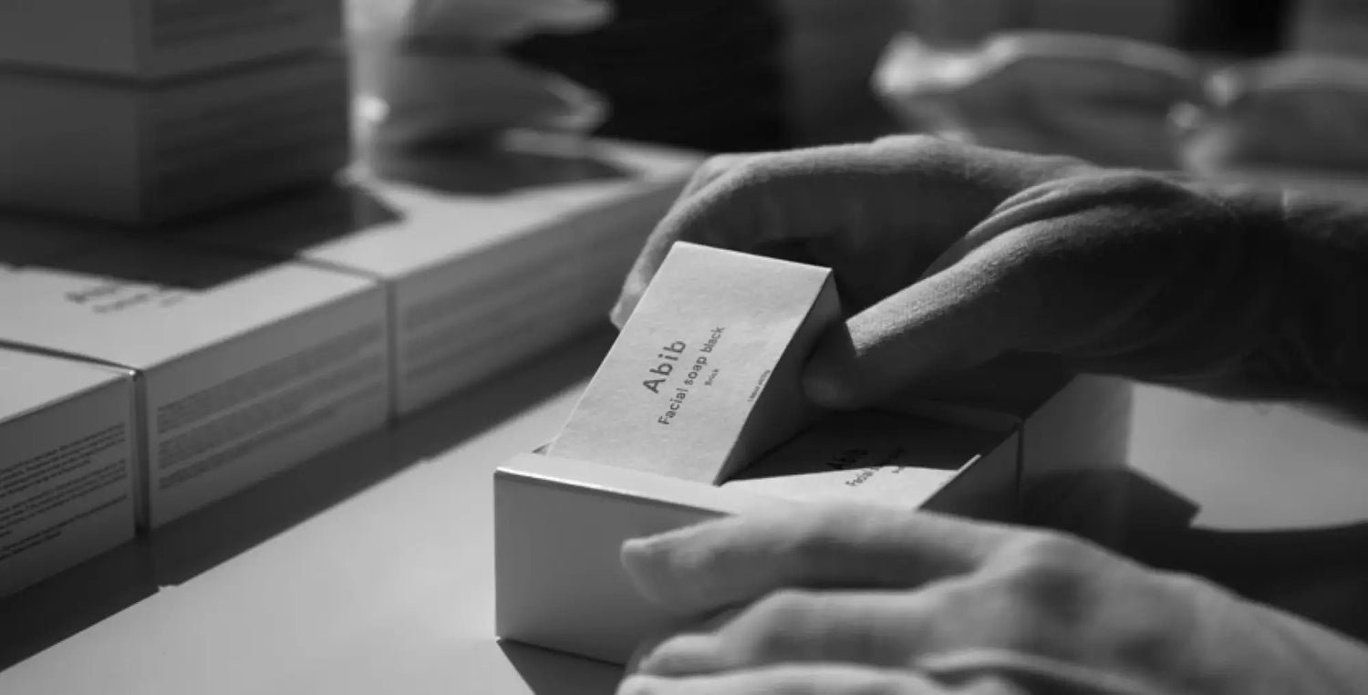 Hand-held box with a card from the Abib collection, showcasing elegant design.